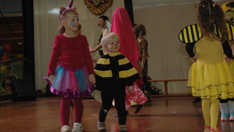 Auch das Einhorn und die kleine Hummel feierten fröhlich mit. Foto Edwin Meißinger