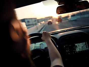 Der Autofahrer konnte nicht verhindern, dass der Wind seinen Anh&auml;nger erfasste und umriss. Symbolfoto: Takahiro Taguchi/Unsplash