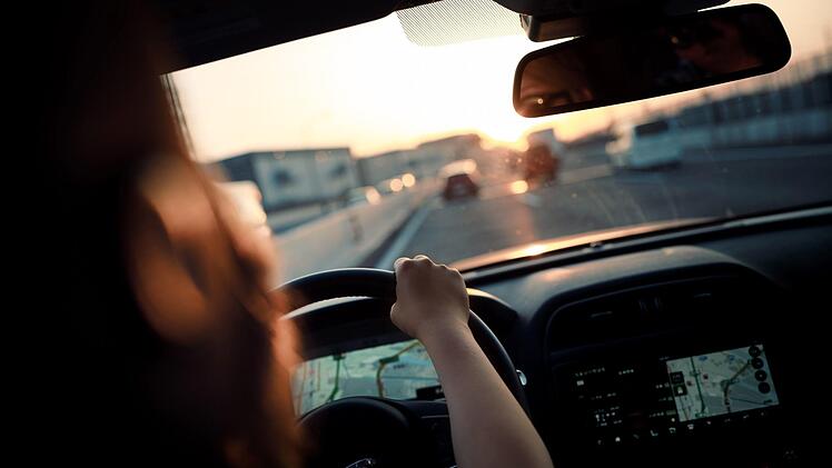 Der Autofahrer konnte nicht verhindern, dass der Wind seinen Anh&auml;nger erfasste und umriss. Symbolfoto: Takahiro Taguchi/Unsplash