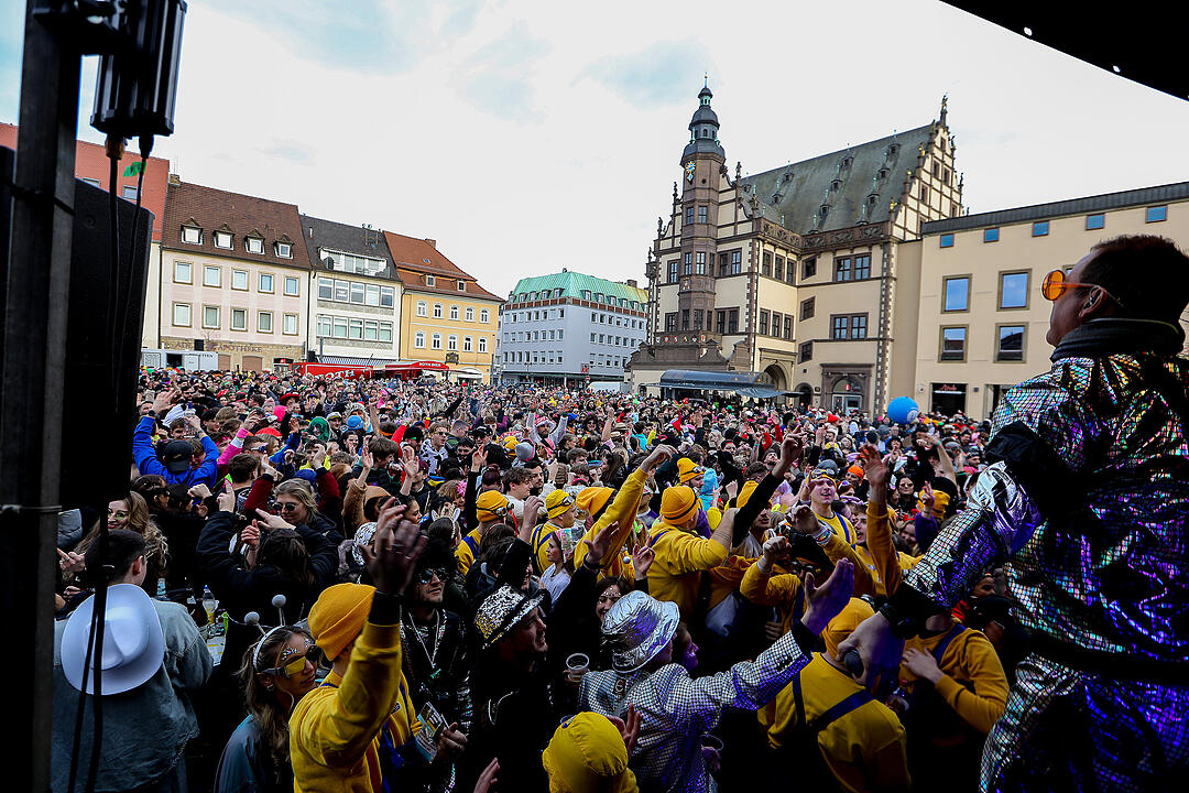 Große Party nach dem Faschingsumzug am Marktplatz.