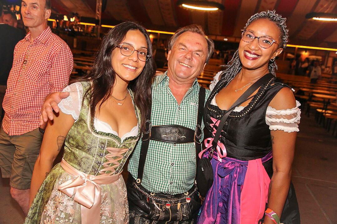 Die Stadlbesucher feierten mit den Stoapf&auml;lzer Spitzbuam.
