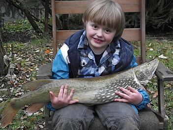 Maximilian  hält einen sieben Kilogramm schweren Hecht in seinen Armen. Sein Opa Jochen Werner hat ihn an Land gezogen.  Foto: Privat