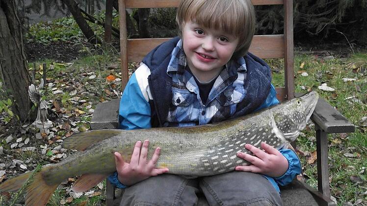 Maximilian  hält einen sieben Kilogramm schweren Hecht in seinen Armen. Sein Opa Jochen Werner hat ihn an Land gezogen.  Foto: Privat