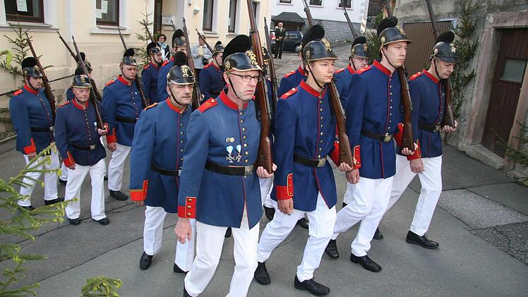 Die scharfe Kurve auf dem Weg vom Rathaus bis zur Pfarrkirche St. Thomas ist für die Soldaten eine Herausforderung. Denn die Soldaten der Innenkurve machen kleine Schritte, die außen ganz große, um bloß nicht aus dem Gleichschritt zu kommen.