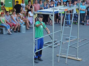 Jonas Lohs baut sein Gerüst vor dem Publikum im Pausenhof auf.Fotos: Michael Kübert