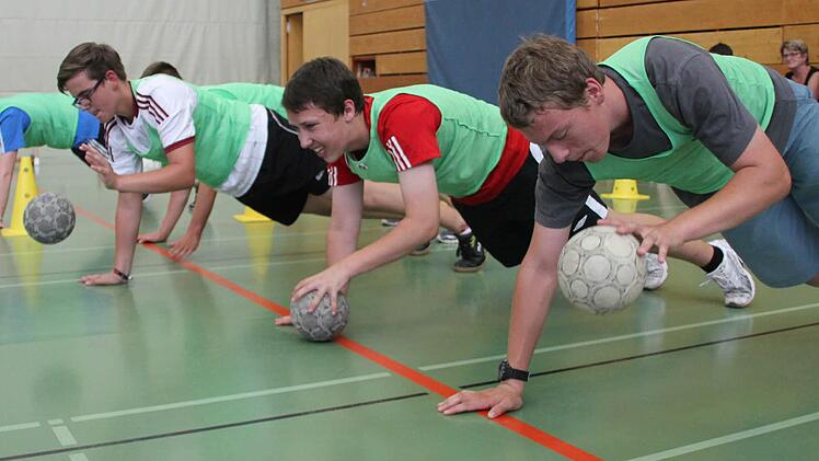 Lukas Porzelt, Jan Niefanger und Enrico Eckert (neunte Klasse, Frankenwald-Gymnasium) probieren sich am Handball.