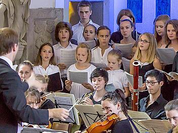 Der Coburger Theater- und Konzertkinderchor, begleitet von der Jungen Sinfonie Berlin.  Foto: Albert Höchstädter