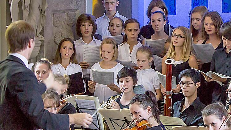 Der Coburger Theater- und Konzertkinderchor, begleitet von der Jungen Sinfonie Berlin.  Foto: Albert Höchstädter
