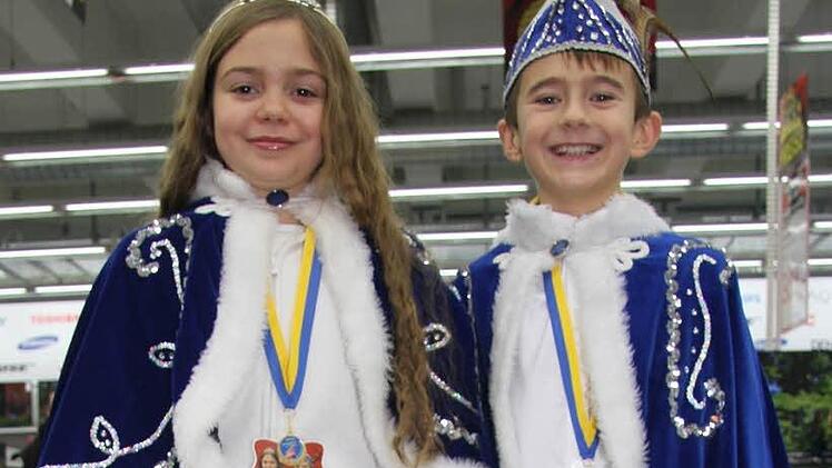 Prinzessin Lena Tröglen hat mit ihren elf Jahren bereits ein Jahr Faschingserfahrung und freut sich auf die neuerliche Saison. Den Prinzen allerdings hat sie ausgetauscht. In diesem Jahr begleitet Carlos Dück alias Carlos, der Erste die erfahrene Prinzessin durch die närrische Zeit.  Fotos: Sonja Adam