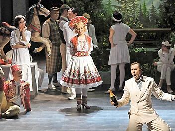 "Die lustige Witwe" feiert endlich Premiere in Coburg: Sofia Kallio in der Titelrolle (Mitte) und Falko Hönisch als Graf Danilo. Foto: Andrea Kremper