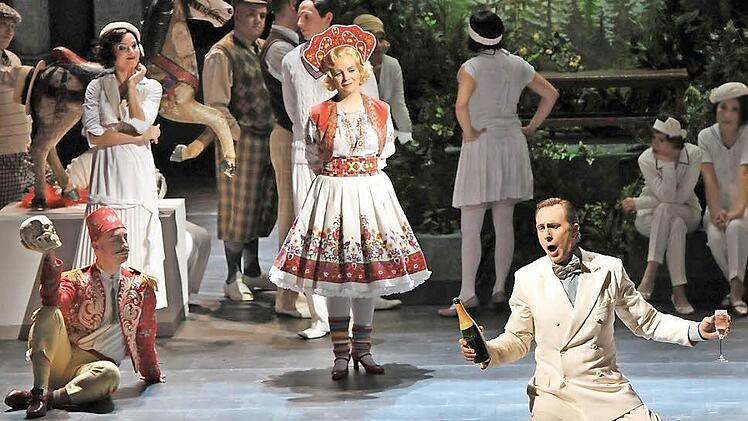 "Die lustige Witwe" feiert endlich Premiere in Coburg: Sofia Kallio in der Titelrolle (Mitte) und Falko Hönisch als Graf Danilo. Foto: Andrea Kremper