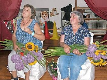 Viele Blumen und Geschenke gab es für Eleonore Freibott (rechts) und Jutta Krug (links) beim Kindergartenfest in Haard. Die beiden wurden für ihr 35. beziehungsweise 40. Dienstjubiläum geehrt. Foto: Ewald Kiesel