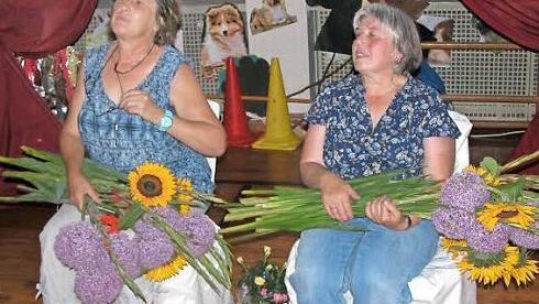 Viele Blumen und Geschenke gab es für Eleonore Freibott (rechts) und Jutta Krug (links) beim Kindergartenfest in Haard. Die beiden wurden für ihr 35. beziehungsweise 40. Dienstjubiläum geehrt. Foto: Ewald Kiesel