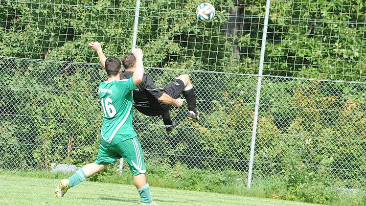 Hoher Luftstand: Diesem Akteur der SG Oberleichtersbach/Modlos droht eine harte Landung im Spiel beim TSV Stangenroth. Foto: Hopf