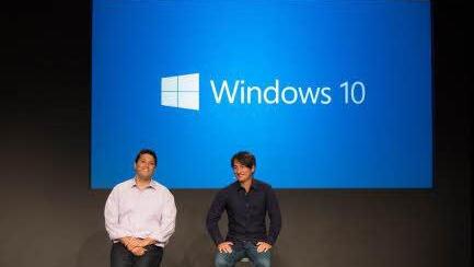 Terry Myerson (links) und Joe Belfiore beantworten Fragen der Journalisten. Foto: Microsoft/dpa