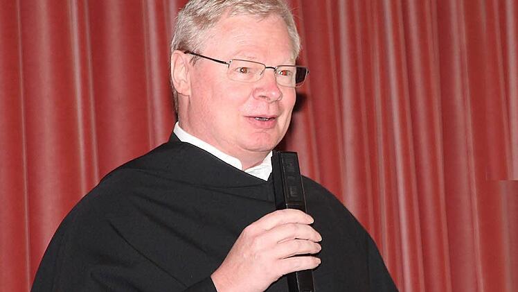 Pater Alfons Tony nimmt Abschied vom Jugendhaus.