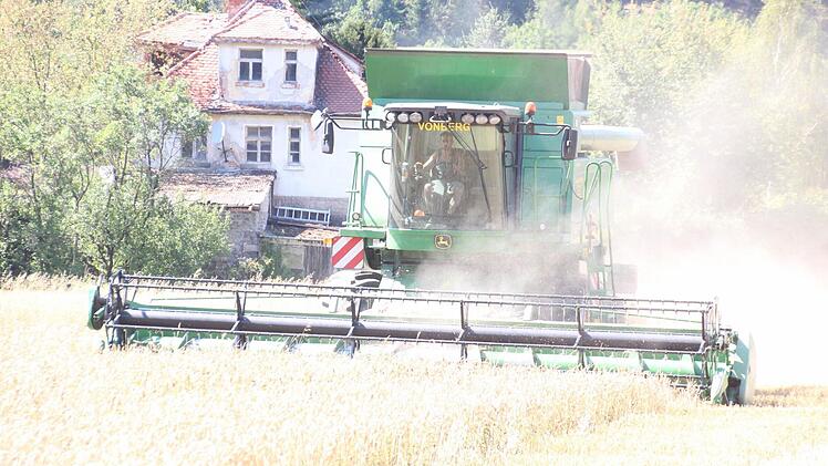 Der Mähdrescher bei Dörfles  Foto: Friedwald Schedel
