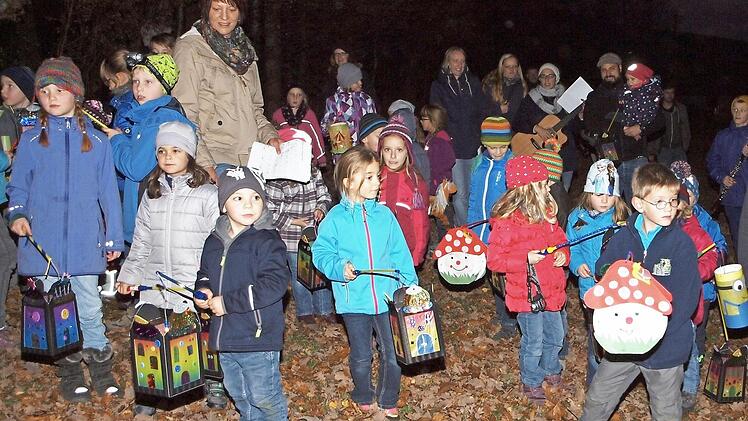Die Kinder begaben sich mit ihren Laternen auf einen langen Martinszug durch den Wald. Foto: Alfred Thieret