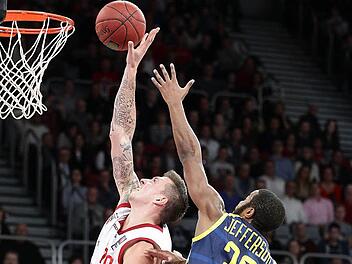 Daniel Theis (l.) regierte unter den Körben. Hier setzt er sich gegen Brandon Jefferson durch.Fotos: sportpress
