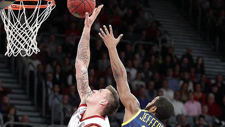 Daniel Theis (l.) regierte unter den Körben. Hier setzt er sich gegen Brandon Jefferson durch.Fotos: sportpress