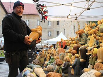German de Juana ist zum dritten Mal in Thurnau. "Der Weihnachtstöpfermarkt ist ein sehr origineller Markt", sagt der Katalone. Foto: Alexander Hartmann