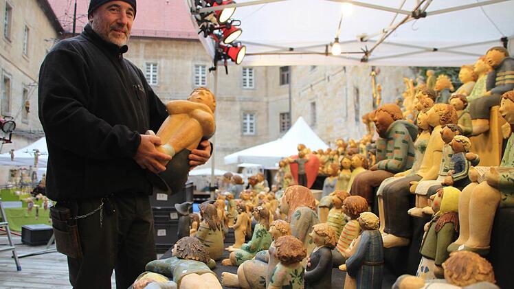 German de Juana ist zum dritten Mal in Thurnau. "Der Weihnachtstöpfermarkt ist ein sehr origineller Markt", sagt der Katalone. Foto: Alexander Hartmann