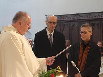Seit 35 Jahren engagieren sich Ulrike und Gerhard Zeidler mit ihrem musikalischen Talent in der Pfarrgemeinde St. Laurentius in Ebern. Am ersten Weihnachtsfeiertag überreichte Ihnen Pater Rudolf Theiler eine Dank-Urkunde im Auftrag von Bischof Friedhelm Hofmann. Foto: Johanna Eckert