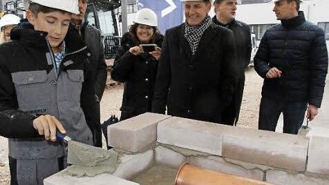 Auch Ebster-Sohn Miguel durfte einen Stein mauern.  Fotos: Michael Busch