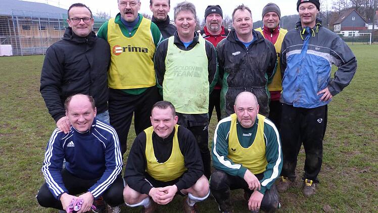 Treffen der alten Haudegen. Beim Rudi-Eck-Allstarspiel stellen sich (stehend von links) Armin Eck, Stephan Weigel, Rainer D&uuml;ck, Holger Friedrich, Helmut Rauh, Stefan Wiesenm&uuml;ller, Klaus Eichhorn und Matthias Nagel sowie (vorne, von links) Udo Wachtel, Stefan Lanzend&ouml;rfer und Thomas Schnapp dem Fotografen. Foto: Werner Rei&szlig;aus