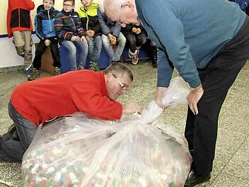 Hendrik Seegebarth (rechts) holte Ende vergangenen Jahres in der Schule M&uuml;nchaurach die Deckelspende der Sch&uuml;ler ab.  Foto: Richard S&auml;nger