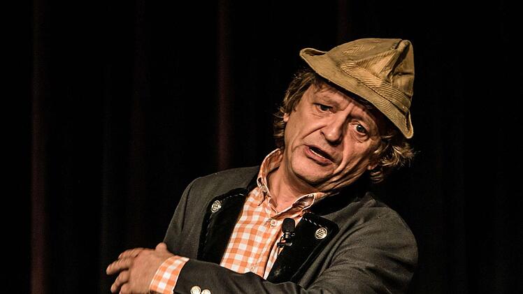 Wie der Kabarettist Frank-Markus Barwasser im ausverkauften Kongresshaus die Bühne zur Kanzel werden lässt.