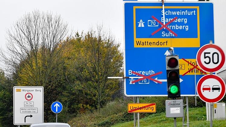 Nichts geht mehr bei Scheßlitz: Der Autobahnanschluss  der A70 ist gesperrt. Auch Würgau ist nur noch über die Straße "Am steinernen Kreuz" erreichbar. Foto: Ronald Rinklef