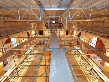 In der Stephanuskirche in Adelsdorf steht das Gerüst für die Renovierung.  Das  ist vom Gerüst vor dem Altar aus mit Blick Richtung Orgel  aufgenommen. Richard Müller