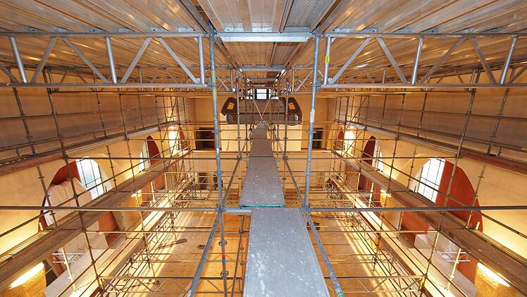 In der Stephanuskirche in Adelsdorf steht das Gerüst für die Renovierung.  Das  ist vom Gerüst vor dem Altar aus mit Blick Richtung Orgel  aufgenommen. Richard Müller