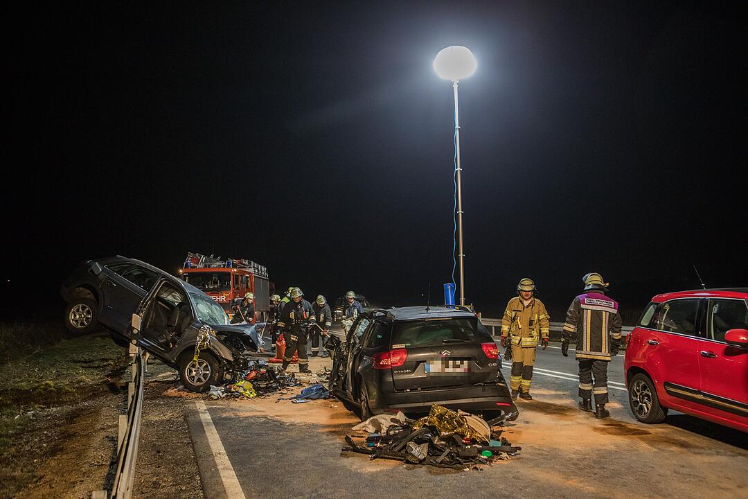 Traurige Unfallbilanz: Ein Toter und sechs zum Teil lebensgefährlich Verletzte