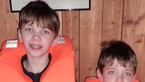 Ab sofort ist das Tragen von Schwimmwesten für Kinder bei allen Floßfahrten im Frankenwald aus Sicherheitsgründen Pflicht. Die Nachwuchsflößer Erich und Oskar Mähringer stellten bei der Hauptversammlung der Flößergemeinschaft Wallenfels den Mitgliedern die neuen Schwimmhilfen. Foto: Gerd Fleischmann