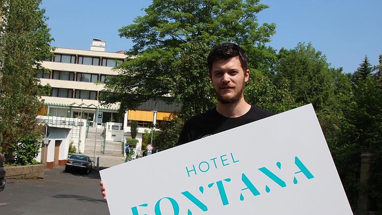 Hotel-Manager Lukas Veth mit dem Hinweis-Schild, bevor es an der Straße angebracht wurde. Foto: Ralf Ruppert