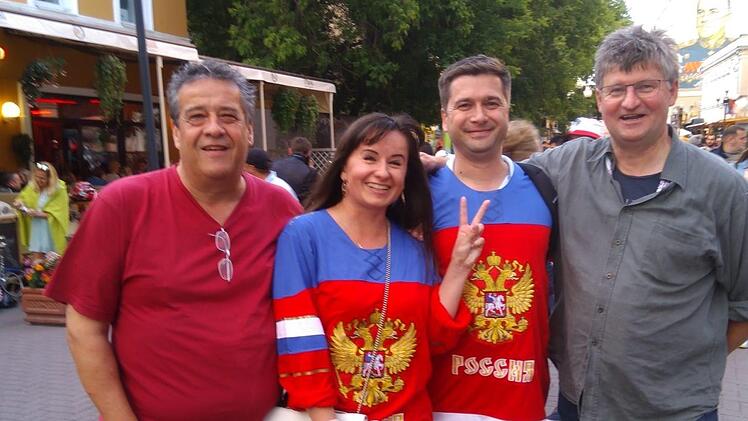 Wenn Deutsche und Russen englisch sprechen, klappt es auch mit dem Smalltalk: Wolfgang Schneider (links) und Kumpel Klaus mit zwei Fans der Sbornaja.Wolfgang Schneider