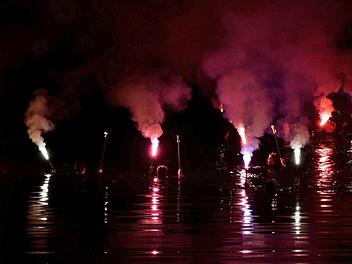 F&uuml;r ein gelungenes Farbenspiel sorgten die Fackelschwimmer im Main. Foto: Dieter Radziej