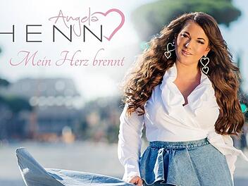 "Mein Herz brennt" heißt die neue Single von Schlagersängerin Angela Henn aus dem Coburger Land.Foto: privat
