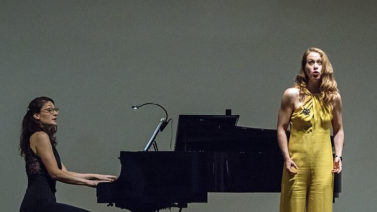 Nora Lentner und Klara Hornig beeindruckten das Publikum mit dem Liederabend "Musik und Magie".Foto: Jochen Berger