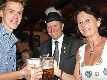 Ein Prosit auf den dreifachen Erfolg (v. l.): Willy, Charly und Ute Wittig. Foto: Veronika Schadeck