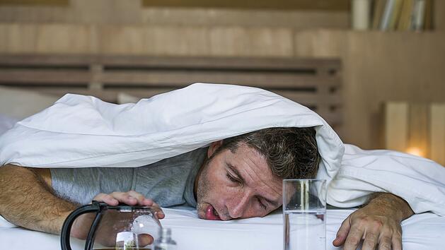 Eine Nebennieren-Insuffizienz kann deinen Alltag spürbar beeinträchtigen und gefährliche Folgen haben. So erkennst du sie rechtzeitig.