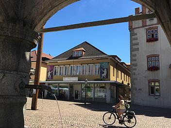 Nach jahrelanger Planung, Bürgerentscheid und Umplanung gibt es ein neues Kapitel beim Umbau des ehemaligen Kaufhauses zum Bürgerhaus: Ein Gericht hat die Vorbereitungen gestoppt. Foto: Ralf Ruppert