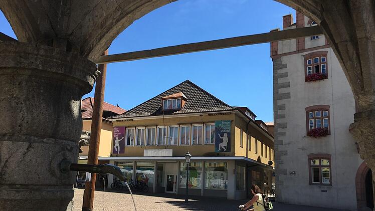 Nach jahrelanger Planung, Bürgerentscheid und Umplanung gibt es ein neues Kapitel beim Umbau des ehemaligen Kaufhauses zum Bürgerhaus: Ein Gericht hat die Vorbereitungen gestoppt. Foto: Ralf Ruppert