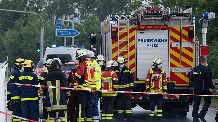 Einsatzkr&auml;fte von Polizei und Feuerwehr stehen in der N&auml;he des Flugplatzes an der Absturzstelle eine Leichtflugzeuges. Bei dem Absturz waren zwei Menschen ums Leben gekommen. Foto: Boris Roessler/dpa
