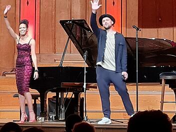 Zwei, die perfekt aufeinander eingespielt sind: Pianistin Marialy Pacheco und Max Mutzke. Foto: Susanne Will