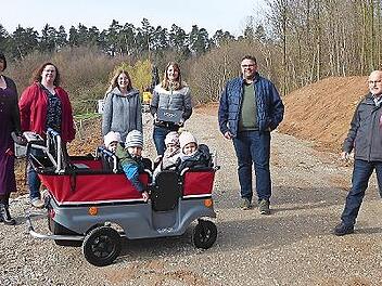 Bei der &Uuml;bergabe des Wagens (von links): F&ouml;rderverein-Vorsitzende Christine Liebert-Dippold, ihre Stellvertreterin Karin Schaumburg, Erzieherin Anne Wiemann, Kindergartenleiterin Sabrina Hack, B&uuml;rgermeister Marco Friepes und Clemens Seiler von der Malerfirma Seiler