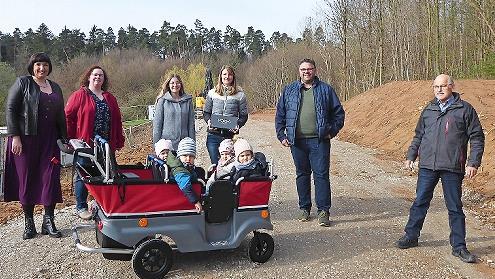 Bei der &Uuml;bergabe des Wagens (von links): F&ouml;rderverein-Vorsitzende Christine Liebert-Dippold, ihre Stellvertreterin Karin Schaumburg, Erzieherin Anne Wiemann, Kindergartenleiterin Sabrina Hack, B&uuml;rgermeister Marco Friepes und Clemens Seiler von der Malerfirma Seiler