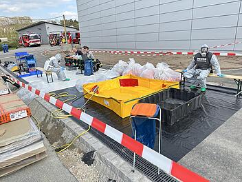 Erlangen: Gefährliche Chemikalie ausgetreten: Großeinsatz der Feuerwehr an fränkischem Klärwerk